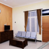 Отель Oyo Life 2083 Tambakbening Residence, фото 4