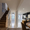 Отель Kensington Place - 4 Bedroom Home w Free Parking, фото 10