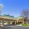 Отель Howard Johnson by Wyndham Greensboro Near the Coliseum, фото 1