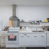 Отель Gorgeous Penthouse with Balcony, Free Parking and WiFi, фото 4