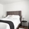 Отель Beautiful Modern Suite in the Heart of Broadway, фото 4