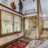 Отель Er26 - Sasquatch Inn - Great Location! Close To Town Resort Pool! 2 Bedroom Cabin by RedAwning, фото 2