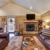 Отель Seclusion Retreat, 1 Bedroom, Fireplace, Hot Tub, Sleeps 4, фото 2