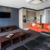 Отель Honeysuckle Executive Suites, фото 2