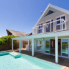 Отель Fin Whale Beach House, фото 1