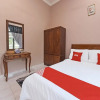 Отель OYO Home 90448 Nurbayu Guest House, фото 2