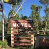 Отель Warrumbungles Mountain Motel в Кунабарабране