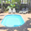 Отель Tiki Getaway 3/2 for 8 Heated Pool, Tiki Hut, Bar, фото 17