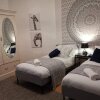 Отель Air Host and Stay - Corner House, Sleeps 8, 4 Bedrooms Great Value в Реддиш