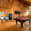 Отель Cades Cove by AvantStay Treetop Haven in Smokey Mountains w Hot Tub Game Room Home Theatre, фото 29