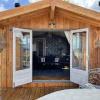 Отель Cosy Lodge With Private Hot Tub in Tottergill Farm, фото 11