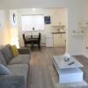 Отель Gorgeous ground floor apartment + free parking, фото 5