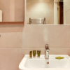 Отель Stunning and Central 2BR Townhouse, фото 10