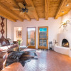Отель Serenidad - Delightful Vacation Home, Walk to The Plaza and Canyon Rd, фото 8