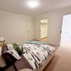 Отель Modern Narre Warren three bedroom townhouse, close to Fountain Gate SC, фото 1