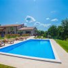 Отель Nicely furnished apartment with communal pool on a horse ranch, фото 3