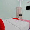 Отель OYO 90571 Dewi Guest House Syariah, фото 7