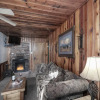 Отель Pine Cabin, 2 Bedrooms, Fireplace, Midtown, Sleeps 6, фото 2