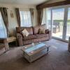 Отель Remarkable 2-bed Lodge in Clacton-on-sea, фото 2