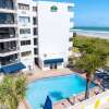 Отель La Quinta Inn & Suites by Wyndham Cocoa Beach Oceanfront, фото 12
