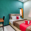 Отель RedDoorz Syariah near Airlangga University Campus B, фото 16