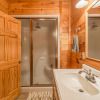 Отель Bear Essentials Lodge Hot Tub Game Room Steam Showers and Community Pool, фото 9