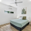 Отель Spacious 3-beds w Direct Access to Pool, фото 4