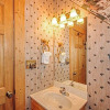 Отель Bear Country Cabin, 2 Bedrooms, Sleeps 6, Private, Foosball, Hot Tub, фото 4