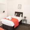 Отель Trafford House - Stylish 3-bed home with private parking в Стретфорд