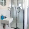 Отель Sea Breeze - 10 min Walk From Beach - Free Parking, фото 5