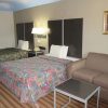 Отель Camelot Inn & Suites Highway 290 NW Freeway, фото 5