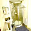 Отель Modern townhouse, Sleeps 4 with parking, фото 7