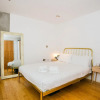 Отель Beautiful 2-bedroom Flat With Balcony in E London, фото 3