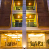 Отель White Cat Hotel, фото 1