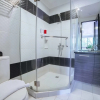 Отель RedDoorz Plus @ Aguirre Avenue BF Homes, фото 9