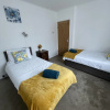 Отель Immaculate 3-bed House in Luton, фото 2