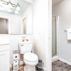 Отель Park Ave Townhome w/parking by CozySuites, фото 10
