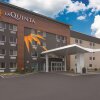 Отель La Quinta Inn & Suites by Wyndham Cleveland - Airport North в Кливленде