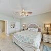 Отель Stylish Bay-view Getaway W/ Pools, Hot Tub & Dock 3 Bedroom Condo, фото 22