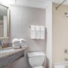 Отель Ramada by Wyndham Windsor Locks, фото 12
