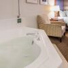 Отель Comfort Inn & Suites-Portland Airport, фото 8
