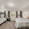 Отель 49sl - Hot Tub - Wifi - Fireplace - Sleeps 10 3 Bedroom Home by Redawning, фото 7