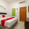 Отель RedDoorz near Kejaksan Station Cirebon 2, фото 5