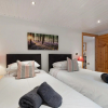 Отель The Bluebell - Luxury Lodge With Hot Tub, фото 3