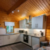 Отель Pineshadow Lodge, Cosy 4 Bed - Kenwick Park, фото 4