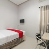 Отель RedDoorz @ Jalan Demang Lebar Raya Palembang, фото 18
