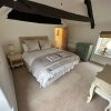 Отель Beautiful 4-bed Cottage in Heart of the Cotswolds, фото 4