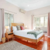 Отель Charming 3 Bedroom House in Coorparoo, фото 2
