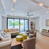 Отель Contemporary Condo, Walk to Beach, Shops, Restaurants, AC, Free Wifi, Pool, фото 9