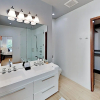Отель Modern Architectural - Just A Short Walk To Beach 3 Bedroom Home, фото 11